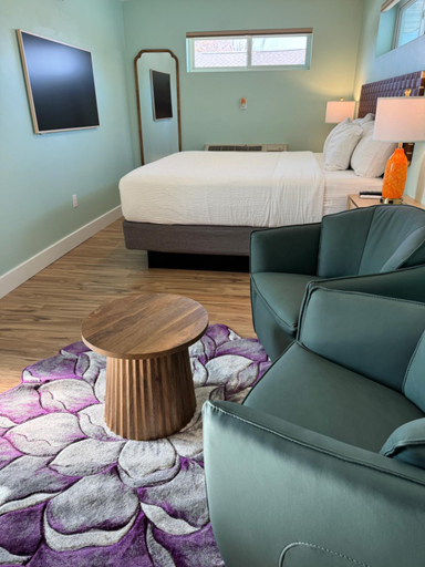 Bedroom, Julie's Park Cafe & Motel, Door