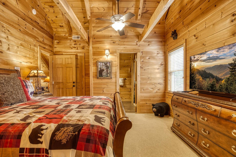 Bedroom 2, Bear Hug Cabin Gatlinburg Convenient to Everything!, Sevier