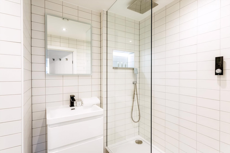 Bathroom 4, Bright London Bridge Apartment, London