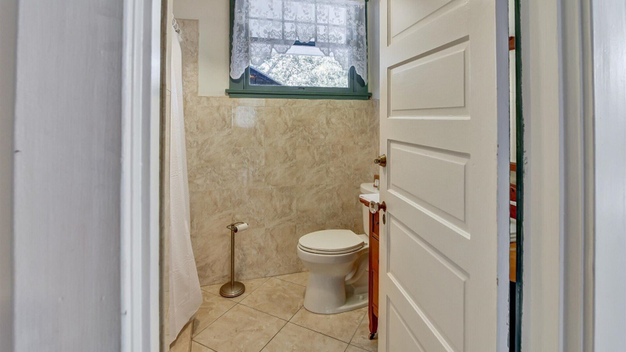 Bathroom 3, Arcadia Bed & Breakfast, Desoto