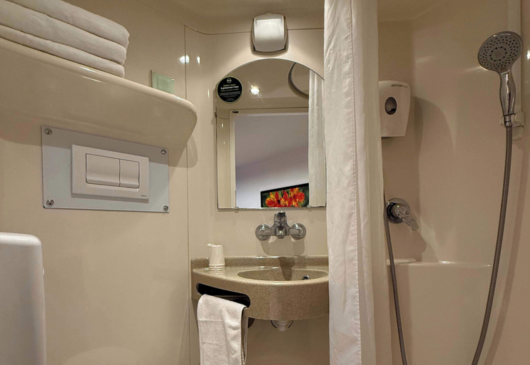 Bathroom 5, B&B HOTEL Lisieux Parc des Expositions, Calvados