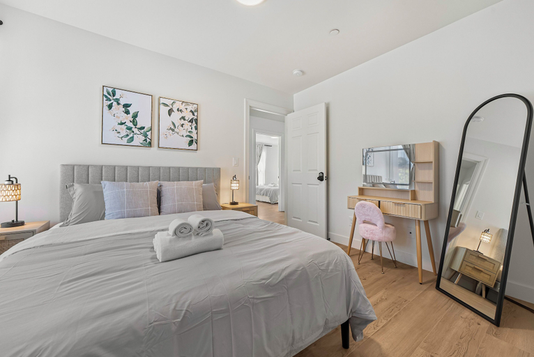 Room 5, Spacious 8BR Home with AC & Parking, Alameda