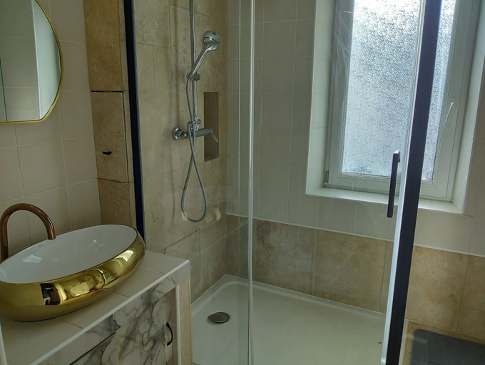 Bathroom, A LOT OF CAHORS, Lot
