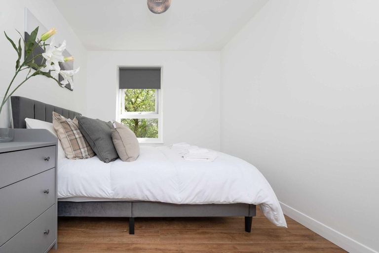 Bedroom 2, Spacious 2BR - Parking Near Edinburgh City Centre, Edinburgh