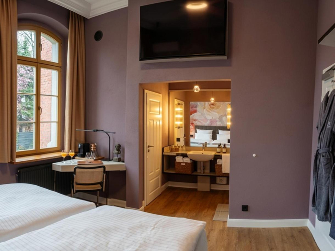 Bedroom 4, WELTRAD Parkhotel am Fluss, Salzlandkreis