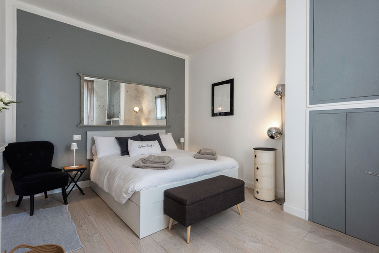 Room 4, Golden Roof 4 by MMega, Florence