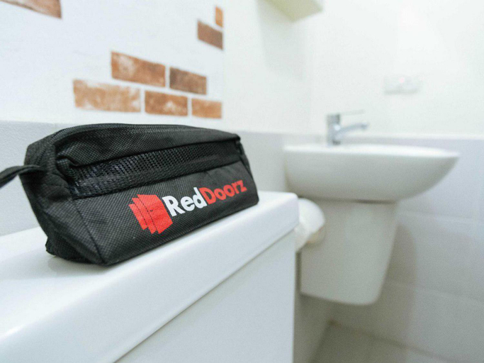 Bathroom 4, RedDoorz @ Jalan Arifin Ahmad Pekanbaru, Pekanbaru