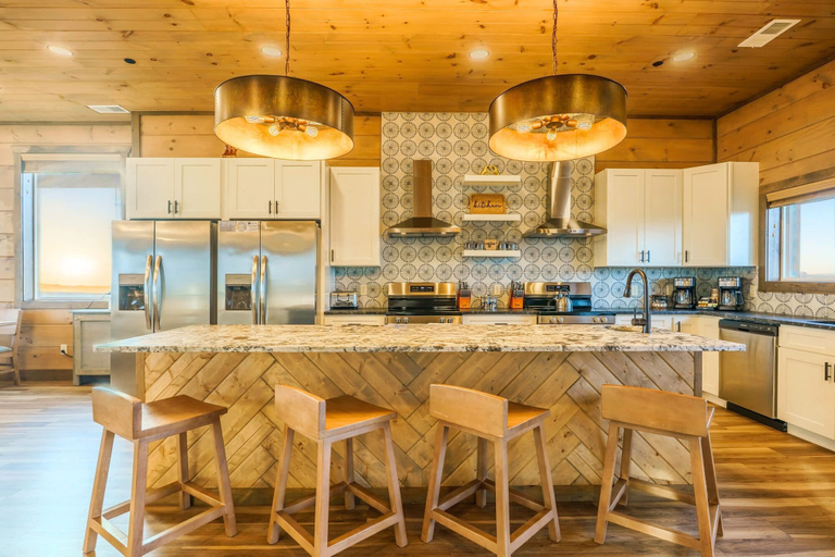 Room 4, NEW 12br Lux Lodge Private Pool-mtn Views, Sevier