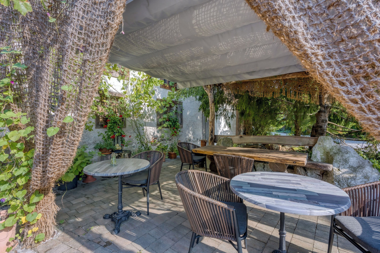 Outdoor dining 4, Luxury Glamping House Pia, Ivancna Gorica