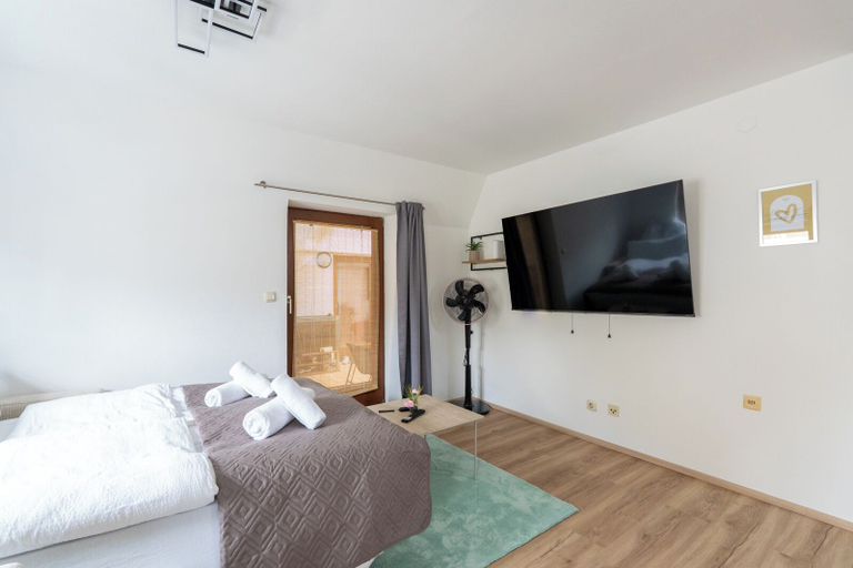 Room 2, Coyhomes Steyr Riverside, Steyr