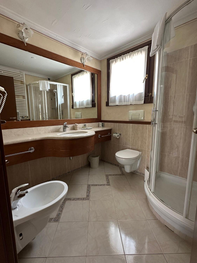 Bathroom, Front Lake Resort Le Corti del Lago, Padenghe, Brescia