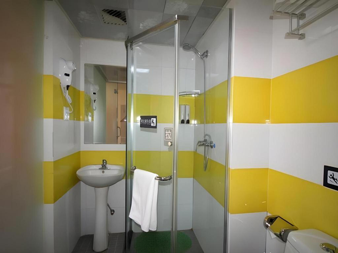 Bathroom 4, 7 Days Inn Yantai Dahaiyang Raod Railway Station, Yantai