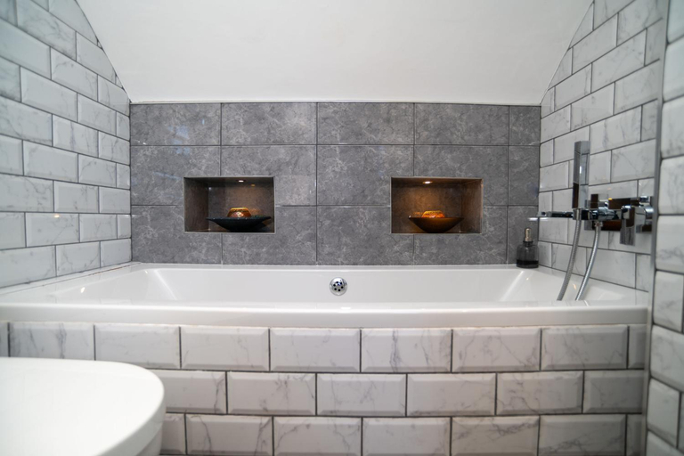 Bathroom 3, Little Orchard House Self-catering Garden View apartment, Devon