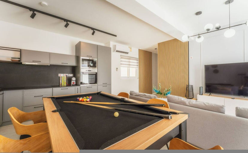 Room 5, Luxury Penthouse Jacuzzi BBQ Terrace Pool Table