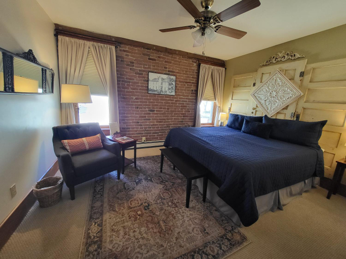 Bedroom 5, Bross Hotel B & B, Delta