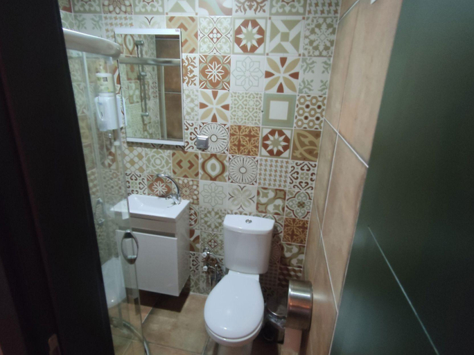 Bathroom 2, Aden Room, Merkez