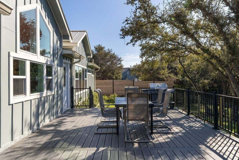 Outdoor dining 5, Casa Mariposa Newly Renovated Firepit Fireplace Great Deck Pets Welcome!, Travis