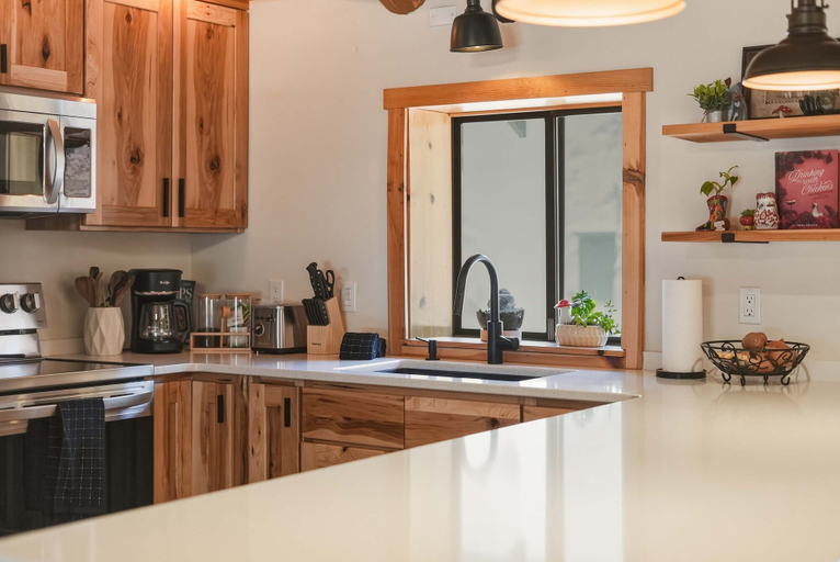 Private kitchen 3, Lucky Logger Cute and Cozy Cabin Getaway, Deschutes