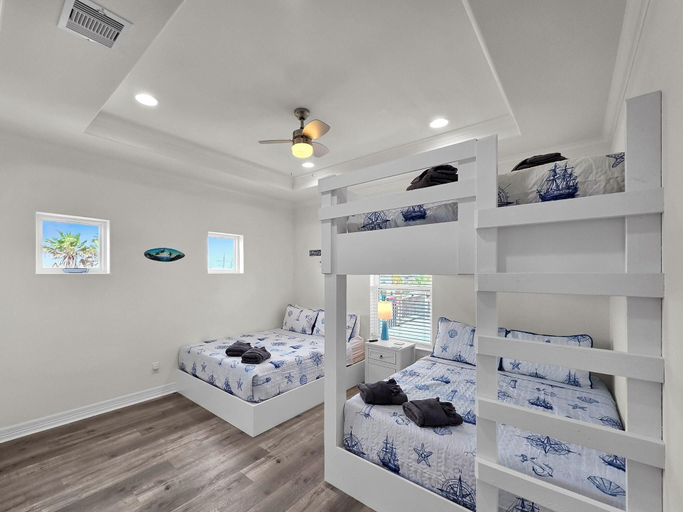 Room 5, Heaven's Song 3 Bedroom Home, Galveston