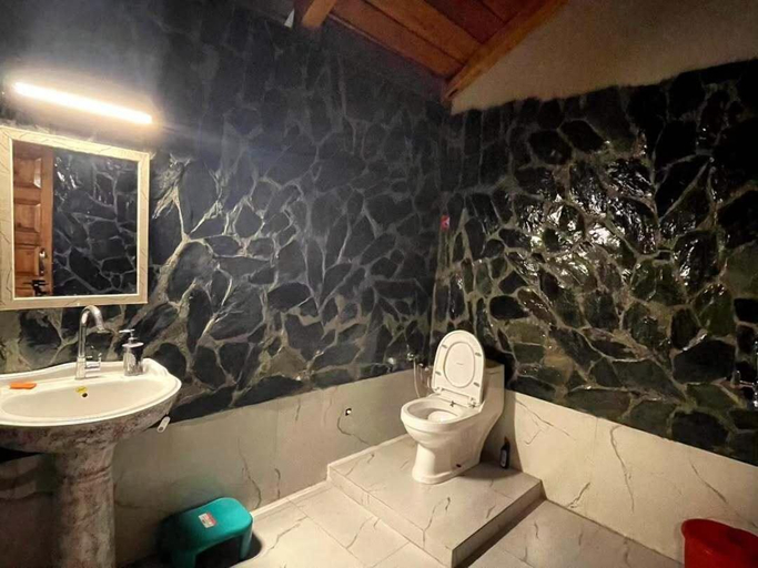 Bathroom 3, Mandeva Wooden castle, Nainital