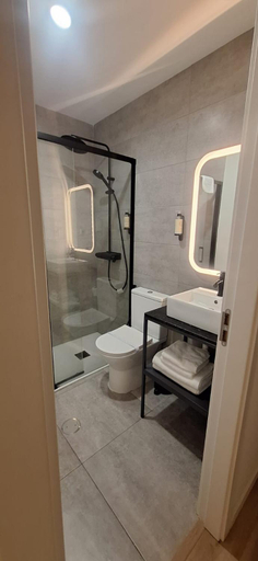 Bathroom 3, Hotel Portucalense, Porto
