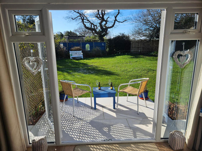 Others 2, Nautical themed Guest House with patio and treehouse, Hampshire