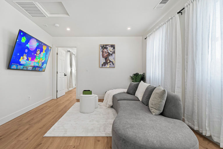 Living area 3, Spacious 8BR Home with AC & Parking, Alameda