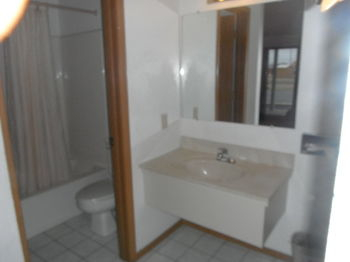 Bathroom 5, Budget Inn Motel, Bond