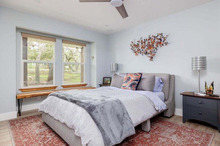 Room 4, Casa Mariposa Newly Renovated Firepit Fireplace Great Deck Pets Welcome!, Travis