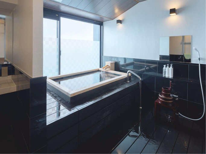 Bathroom 4, Akaneironoumi Arujisu, Izu