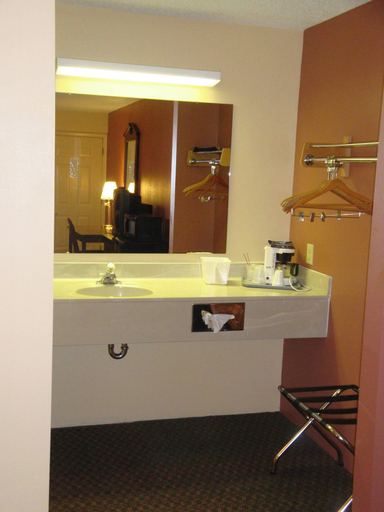 Bathroom 4, Wilmington Inn Wilmington, Clinton