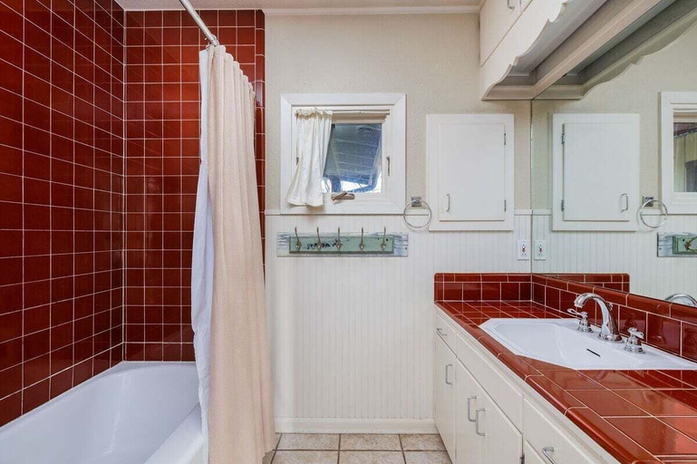 Bathroom 3, Das Treff Platz- The Gathering Place - Hot Tub!, Gillespie