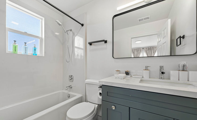 Bathroom 4, Spacious 8BR Home with AC & Parking, Alameda