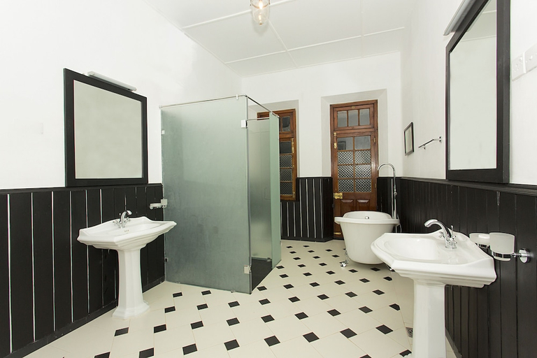 Bathroom 4, Mountbatten Bungalow, K.F.G. & G. Korale