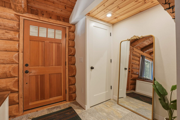 Interior 4, Lucky Logger Cute and Cozy Cabin Getaway, Deschutes