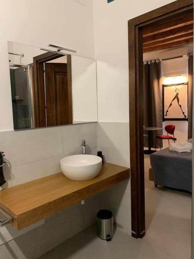 Bathroom 5, C&O Savoia Deluxe Rooms, Cagliari