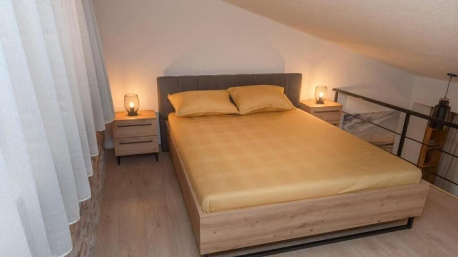 Room 5, La Costa Apartments
