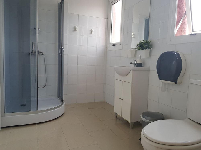 Bathroom 4, Valentinos Apartments