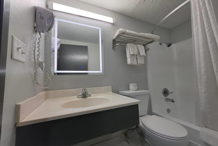 Bathroom, Super 8 by Wyndham Yankton, Yankton