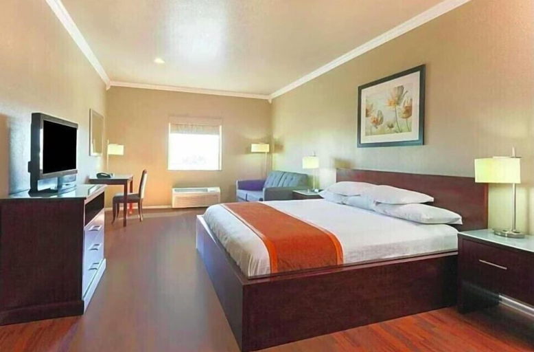 Bedroom 3, Super 8 by Wyndham Groesbeck, Limestone
