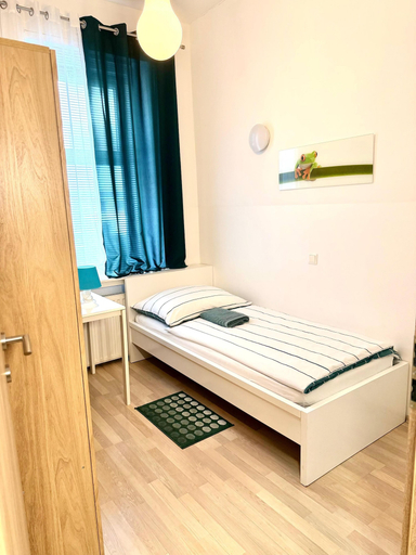 Bedroom 4, FAVORIT-ROOMS , Self Check-in , direkt Metro connection U1 to Centralstation-Airport and City-Center, Wien