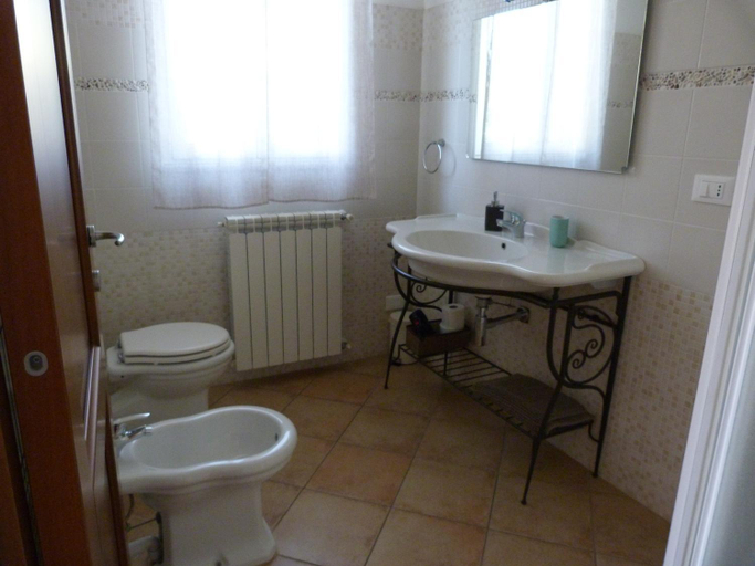 Bathroom 3, La Testa Fra Le Nuvole, Savona
