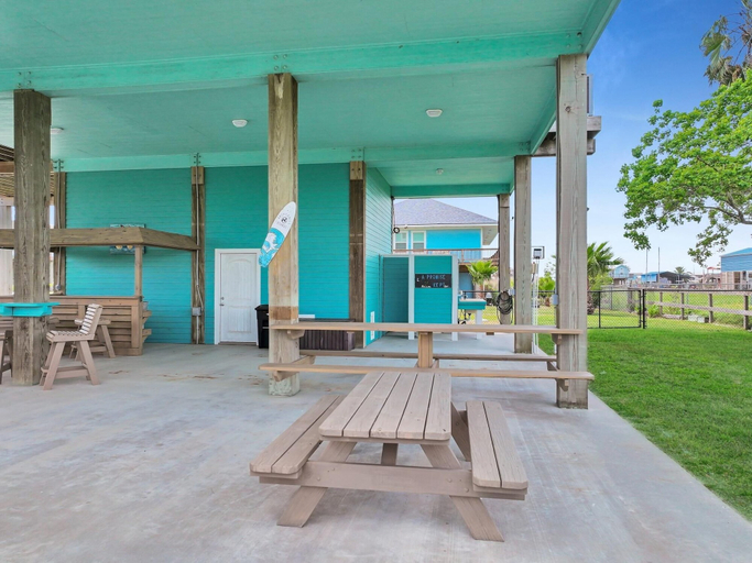 Outdoor dining 4, Heaven's Song 3 Bedroom Home, Galveston