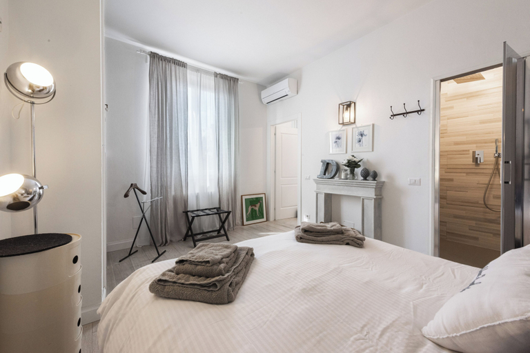 Room 2, Golden Roof 4 by MMega, Florence