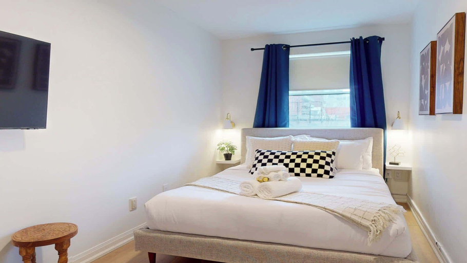 Interior 5, Casa Hotels Elegant 2BR Suite in Leslieville, Toronto