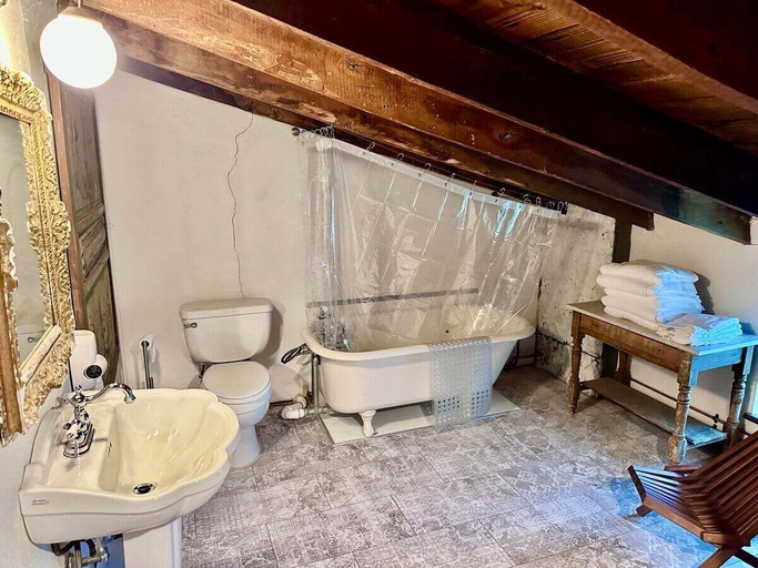 Bathroom 4, Historic Rumpel Kammer Compound, Gillespie