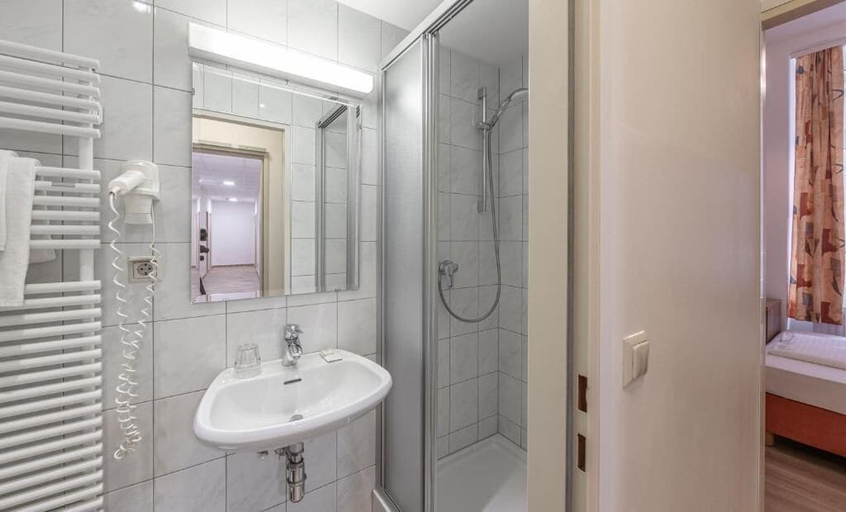 Bathroom 5, Hotel Terminus, Wien