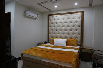 Others 2, Hotel Shanghai, Lahore