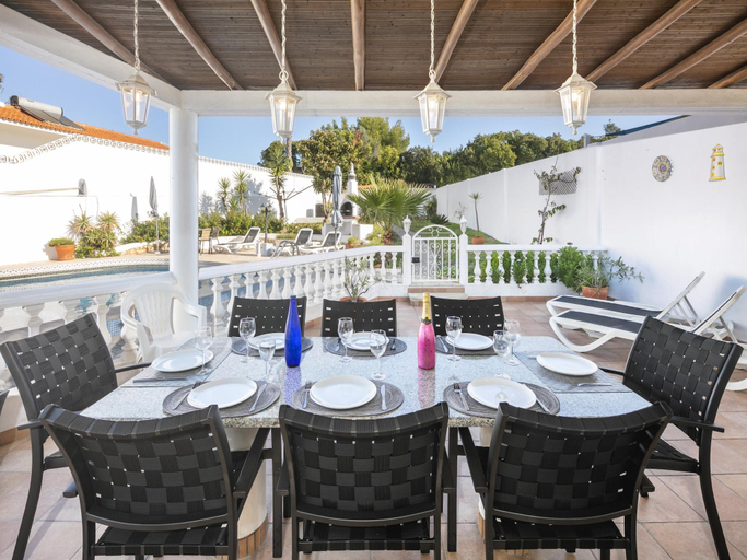 Food & Drinks 5, Comfortable Villa in Carvoeiro, Algarve, Lagoa