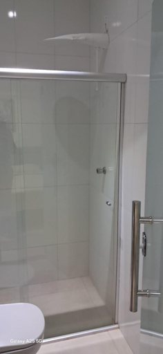 Bathroom 4, Hotel california, Barreiras